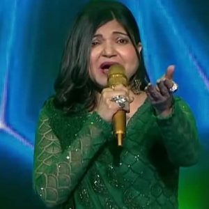 Alka Yagnik recovering from sensory hearing loss